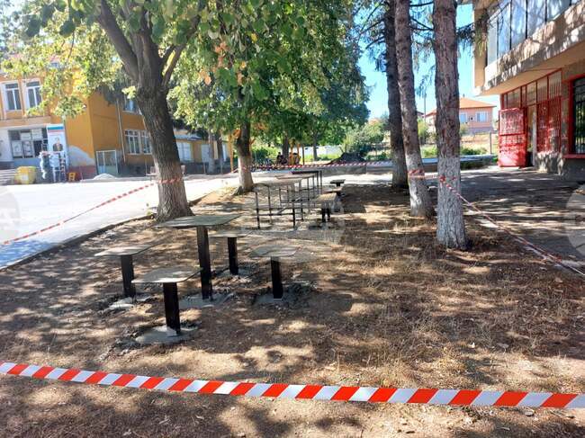 За удобство на жителите в центъра на търговищкото село Стража е изграден кът за малки и големи