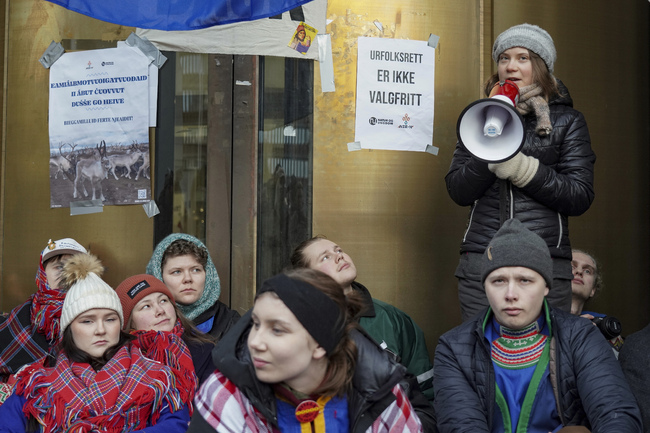Протестиращи срещу изграждането на вятърни турбини, начело с Грета Тунберг, блокираха входа на норвежкото министерство на енергетиката