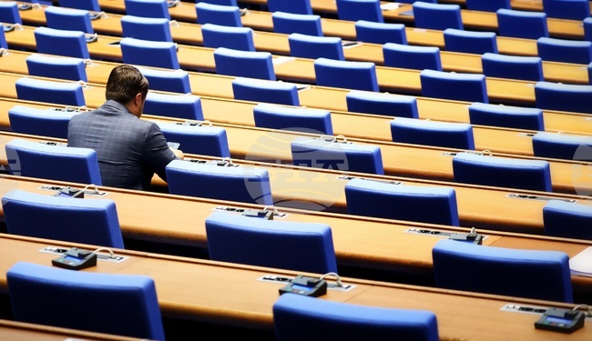 Втори ден парламентът няма да заседава поради липса на кворум