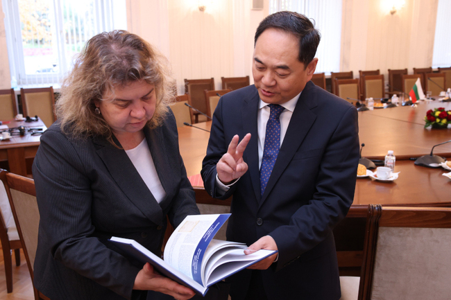 Председателят на Народното събрание Наталия Киселова получи покана за посещение в Китай по време на среща с делегация на Националната асоциация за приятелство с чужди страни на Китай