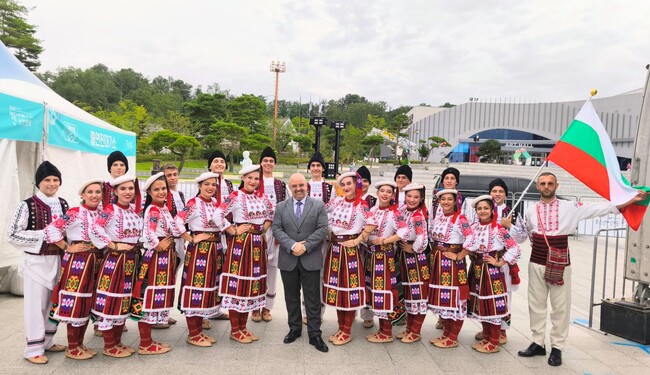 Българският посланик в Сеул се срещна с представителите на ансамбъл „Пламъче“, участващи в световно изложение в Южна Корея