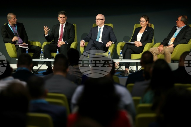 Очакваните ползи и икономически ефект от разширяването на Летище "Васил Левски" обсъдиха експерти на форум 