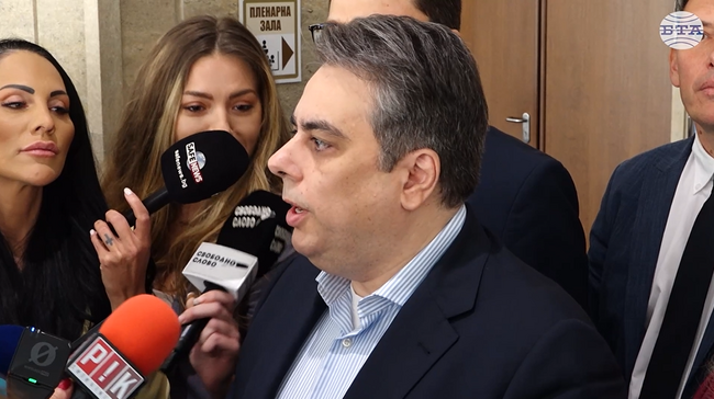 Когато една власт започне да се пази с полиция, тя е загубила правото да управлява страната, каза Асен Василев