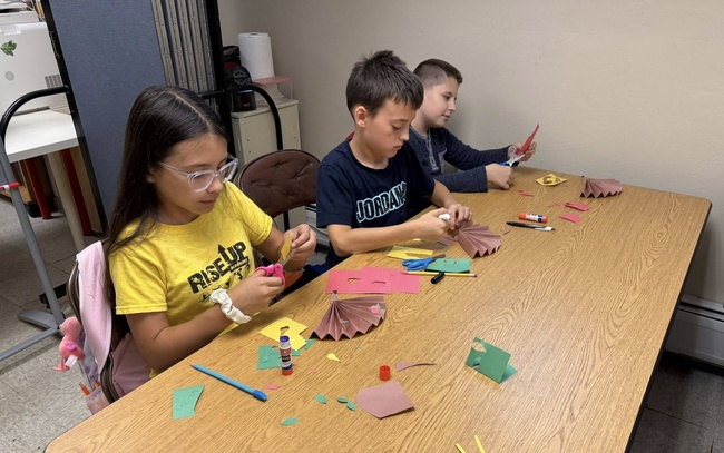 Творческо ателие, посветено на есента, бе организирано в Българското училище „Слънчогледи“ в Глен Елин, САЩ