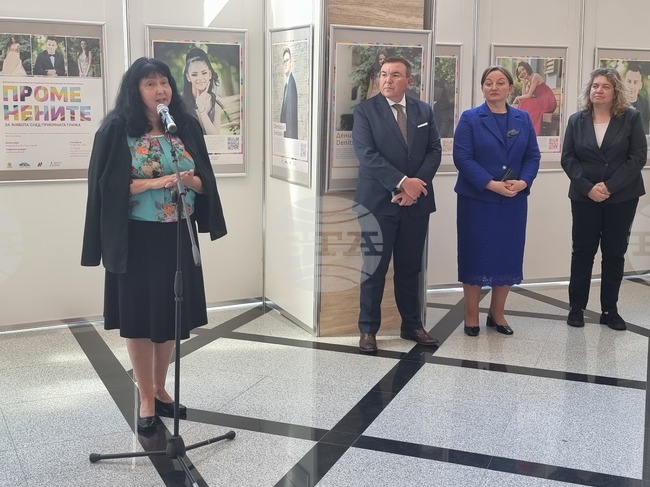 Фотографска изложба "Променените" в Народното събрание разказва за живота след приемната грижа