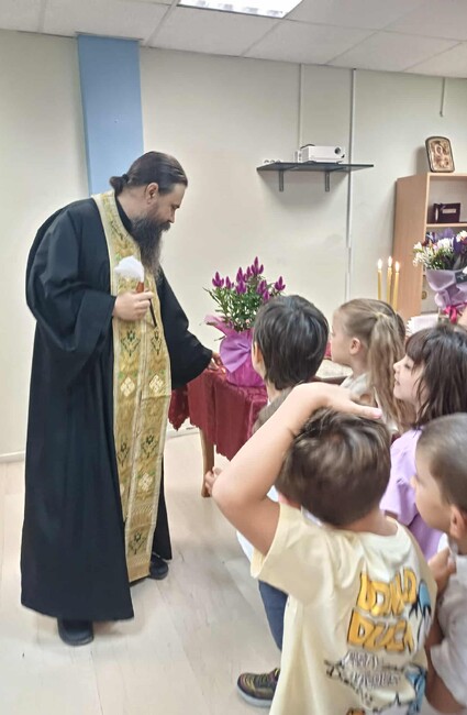 Водосвет за здраве отслужи Архимандрит Гавриил по време на откриването на учебната година в Българското училище „Св. вмчк. Георги“ в Солун