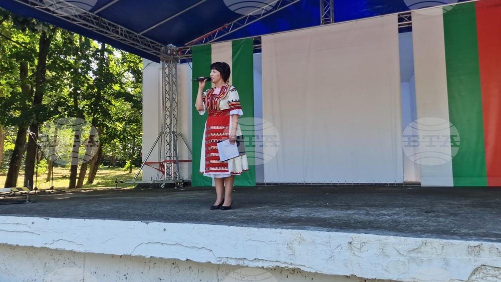 Читалищата в област Разград ревностно съхраняват фолклорното наследство, традиции и обичаи на Лудогорието, каза експертът Даниела Петрова