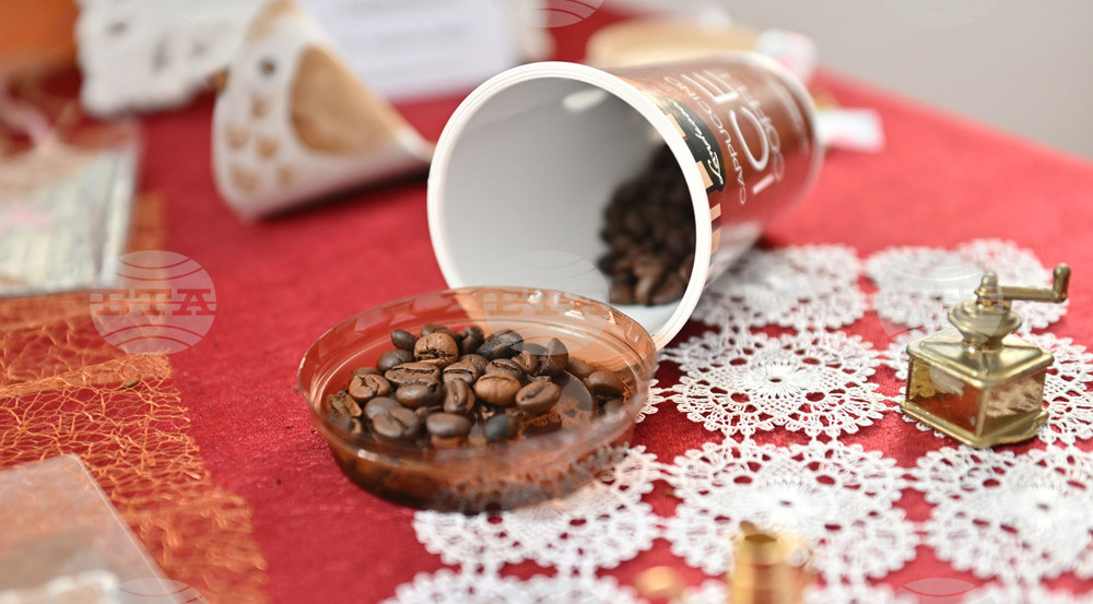 Кафето „оживява“ върху хартия, дърво и стъкло в изложба на Теодора Николова от Исперих