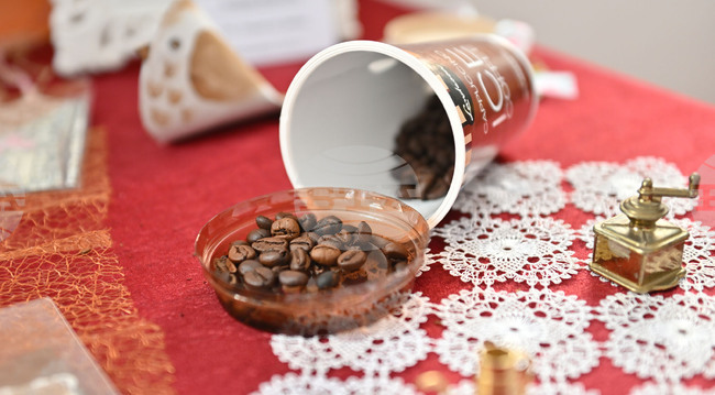 Кафето „оживява“ върху хартия, дърво и стъкло в изложба на Теодора Николова от Исперих