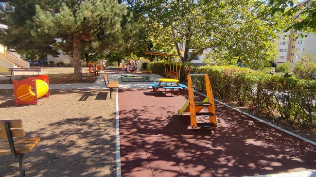 Община Сливен ремонтира детски площадки в двора на Ясла № 15 в кв. „Българка“