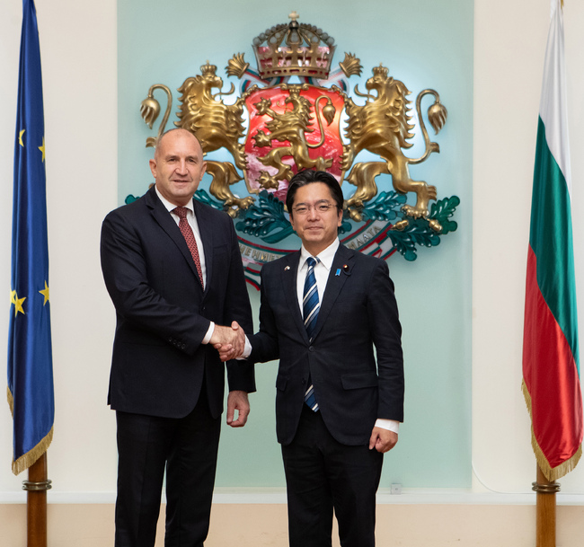 Засилване на сътрудничеството между България и Япония в сферата на отбраната и сигурността обсъдиха президентът Румен Радев и парламентарният заместник-министър на отбраната Йозо Канеко