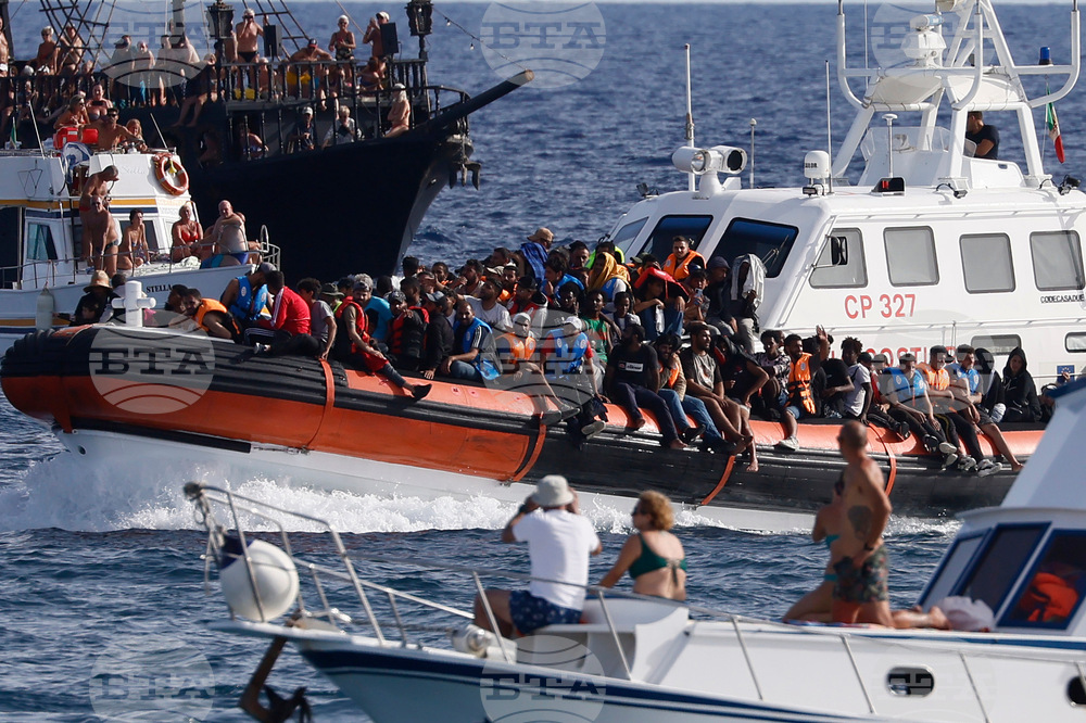 Италианската брегова охрана спаси 50 мигранти близо до крайбрежието на Лампедуза