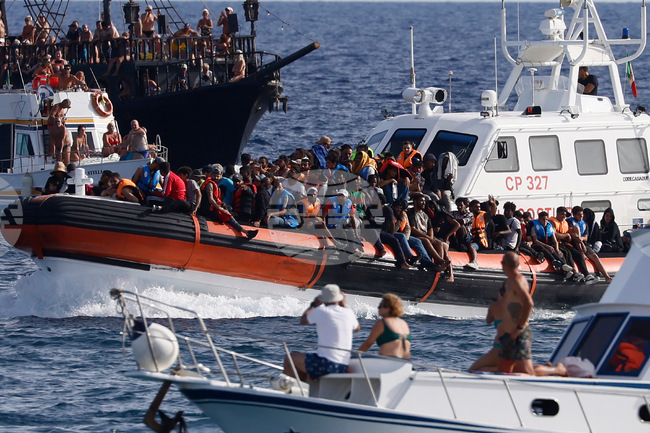 Италианската брегова охрана спаси 50 мигранти близо до крайбрежието на Лампедуза