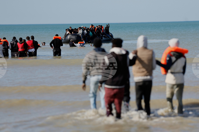 Великобритания експулсира 26 мигранти, а прие 18 от Франция в рамките на действащо двустранно споразумение