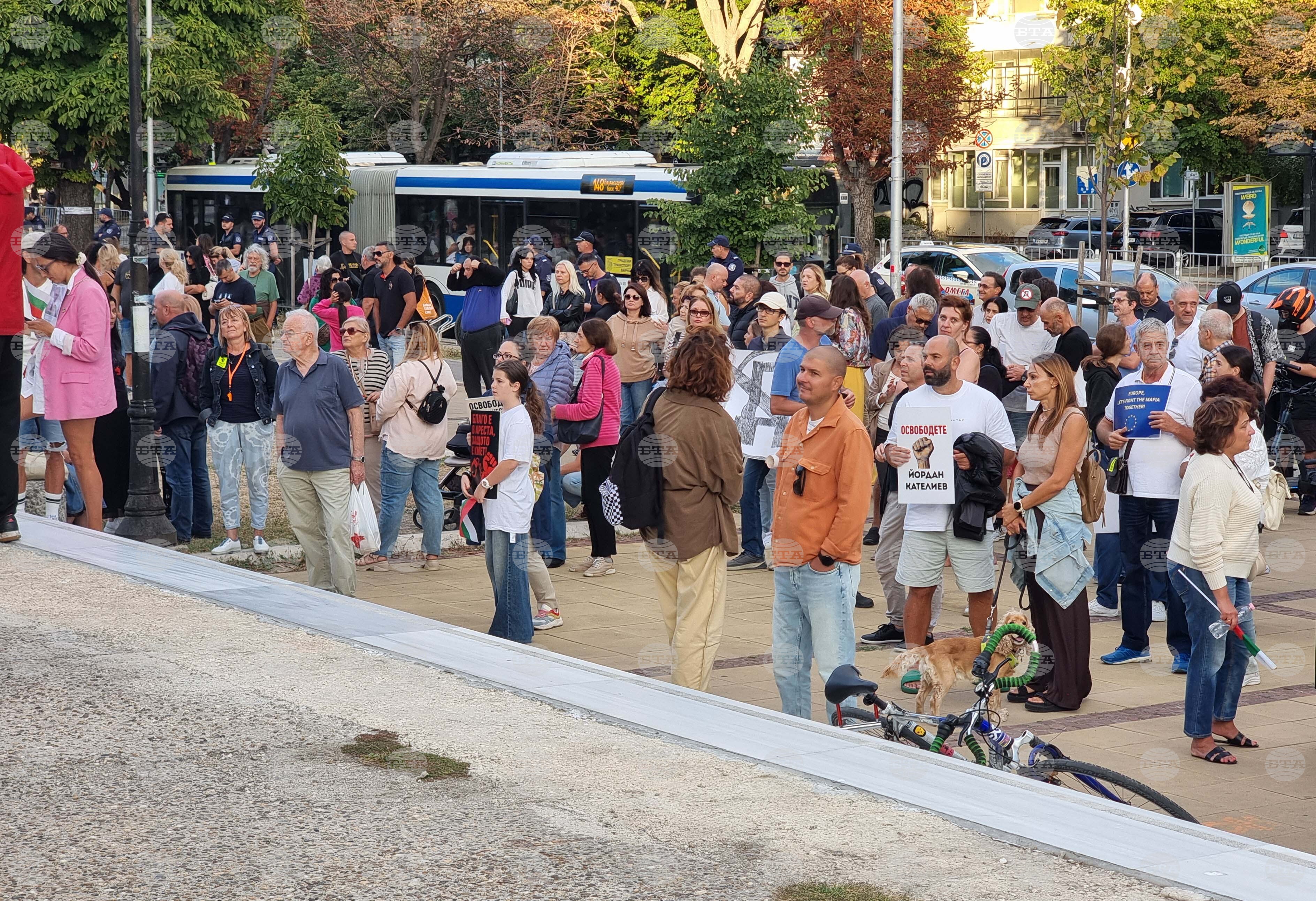 Policist obtožen napada na protestu za Palestino, protest generacije Z v Nepalu, protest v policijski postaji.