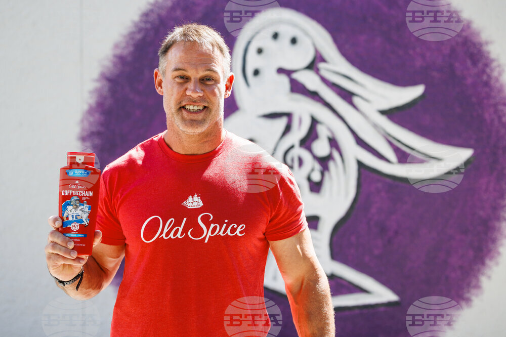 Old Spice and former NFL Legend Mike Alstott visit River Ridge High School in Tampa