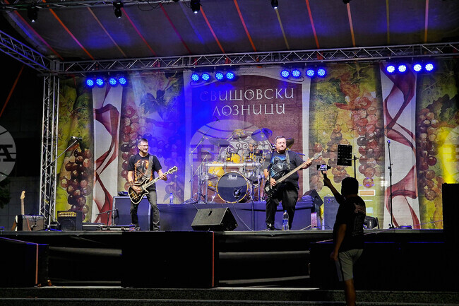 Рок групи поставиха начало на концертните изпълнения на празниците „Свищовски лозници“