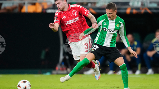 Андалусийското дерби Севиля – Бетис беше прекъснато за 15 минути заради инциденти по трибуните, но в крайна сметка гостите спечелиха