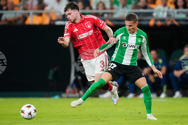 Андалусийското дерби Севиля – Бетис беше прекъснато за 15 минути заради инциденти по трибуните, но в крайна сметка гостите спечелиха