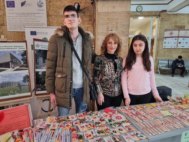Студенти на медицинския университет в Плевен събират средства за хора с увреждания чрез благотворителен базар на мартеници