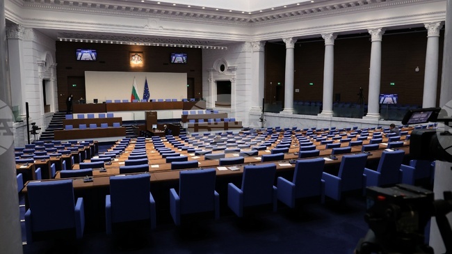 От "Прогресивна България" предлагат ваканцията на депутатите да бъде от 5 до 23 август 