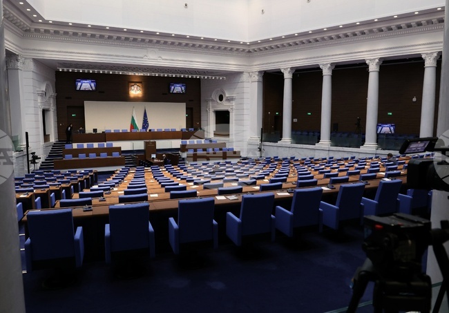 От "Прогресивна България" предлагат ваканцията на депутатите да бъде от 5 до 23 август 