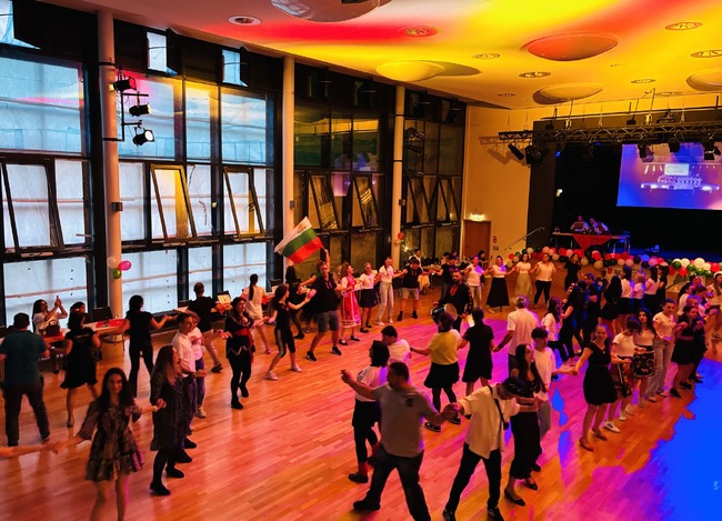 Девет танцови групи се включиха в организираната от Немско-българското културно дружество „Импулс“във Франкфурт хоротека