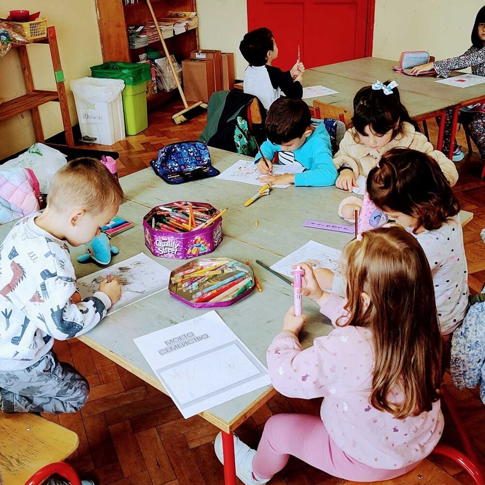 Урок, посветен на цветовете и буквите, бе организиран в детската и подготвителната група на Българското училище „Райна Княгиня“ в Дъблин