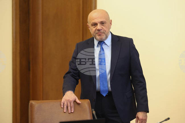 Нека политическите бури не водят до колебания и темпът на изпълнение да не бъде забавен, призова вицепремиерът Дончев относно ПВУ