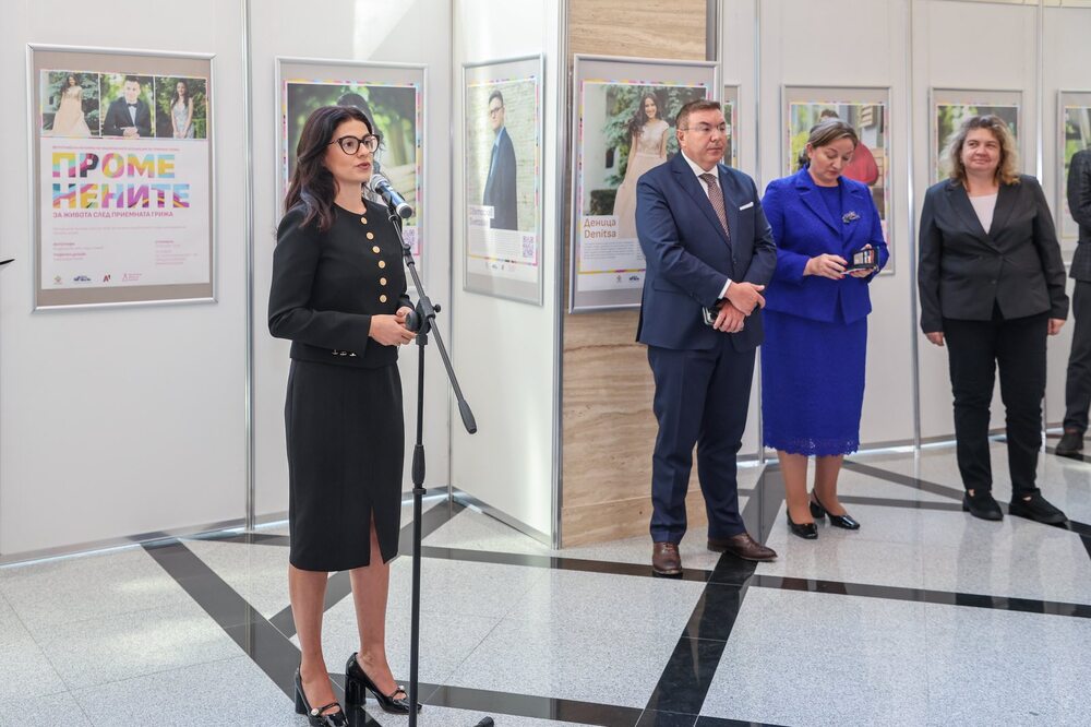 Областният управител на Видин откри в Народното събрание изложбата „ПроменениТЕ – за живота след приемната грижа“