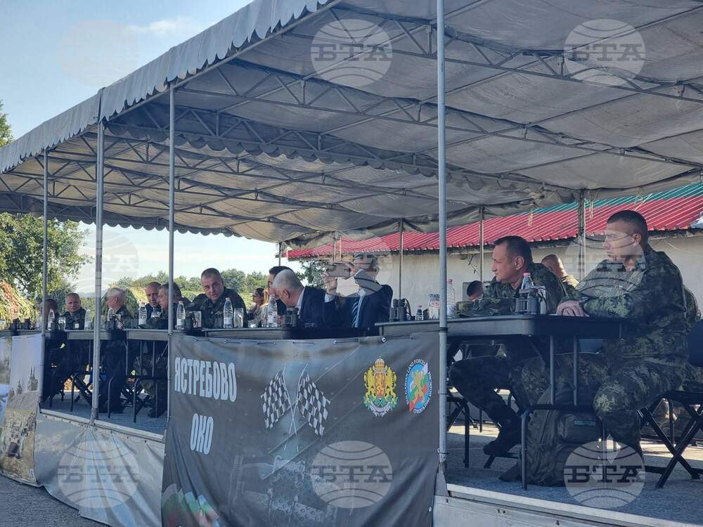 Президентът Румен Радев наблюдава финалния етап на състезание с оператори на безпилотни летателни системи на Сухопътните войски „Ястребово око“