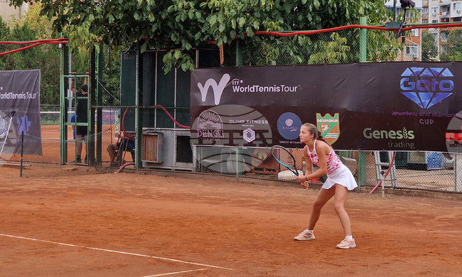Младата българска тенисистка Росица Денчева спаси мачбол и се класира за полуфиналите на сингъл в Гърция, достигна и до финала на двойки