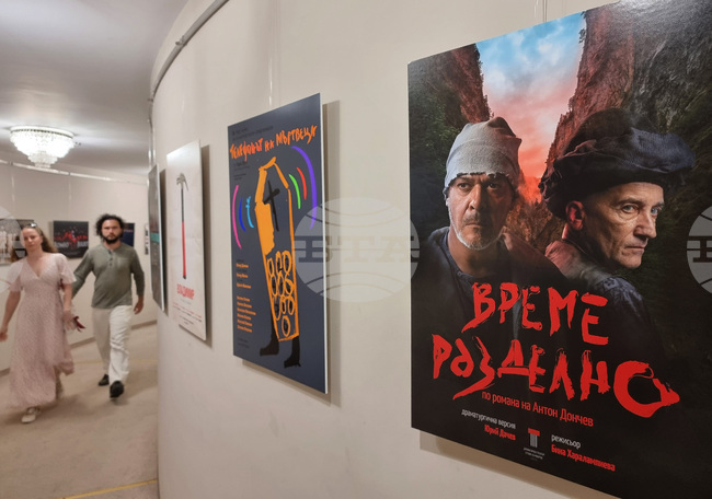 Изложба с авторски плакати представя Симеон Лютаков на Международния черноморски театрален фестивал във Варна