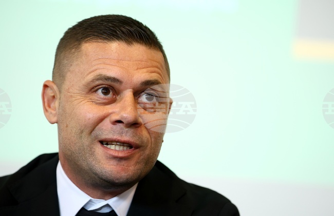 Селекционерът Александър Димитров повика 16 футболисти, които играят в чужбина, за квалификационните мачове за Световно първенство на България срещу Турция и Испания