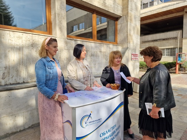 Областният информационен център в Смолян представи пред граждани възможностите за европейско финансиране през 2025 година