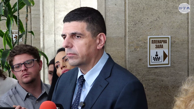 Няма кворум, защото всички обикалят света, ние сме най-парламентарно представената вселенска институция, коментира Ивайло Мирчев от ПП-ДБ