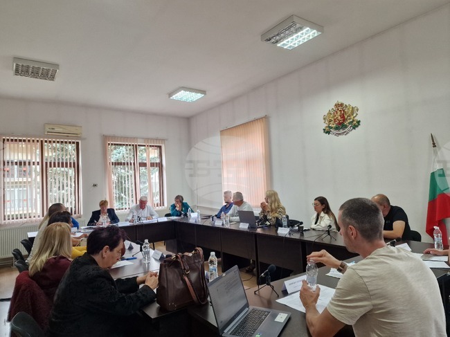 Общински съвет – Чепеларе даде съгласие за пренасочване на 101 040 лева от целевата субсидия за ремонт на улица и оформяне на терен за базар