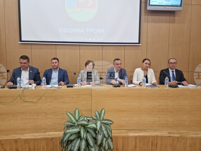 Реализираните приходи и разходи в бюджета осигуряват устойчивост на общинските дейности, заяви кметът на община Троян Донка Михайлова 