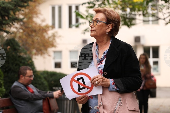 Протестиращи напръскаха централата на "ДПС - Ново начало" в София със спрей 