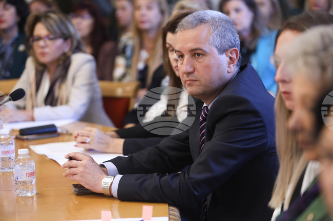 Добрият опит за разрешаване на проблема с насилието между децата, както и какво е необходимо да се направи, споделиха участници в кръгла маса