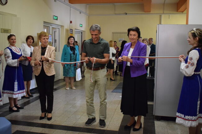 Заместник-министърът на образованието Емилия Лазарова откри нов STEM център в Профилираната природо-математическа гимназия в Ботевград