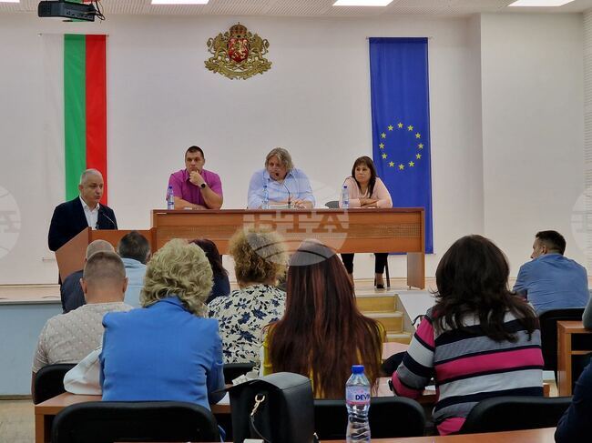 Училището в село Ореш има нужда от създаване на оздравителна програма от страна на Община Свищов, каза депутатът от "Възраждане" Ангел Янчев