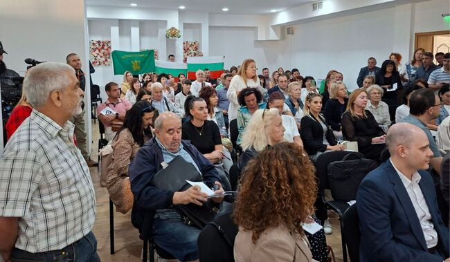 ПП "Възраждане": Заслужилият учител по физика Георги Бяндов нападнат от Пламен Димитров на форума за еврото, стигнало се е до физически сблъсък