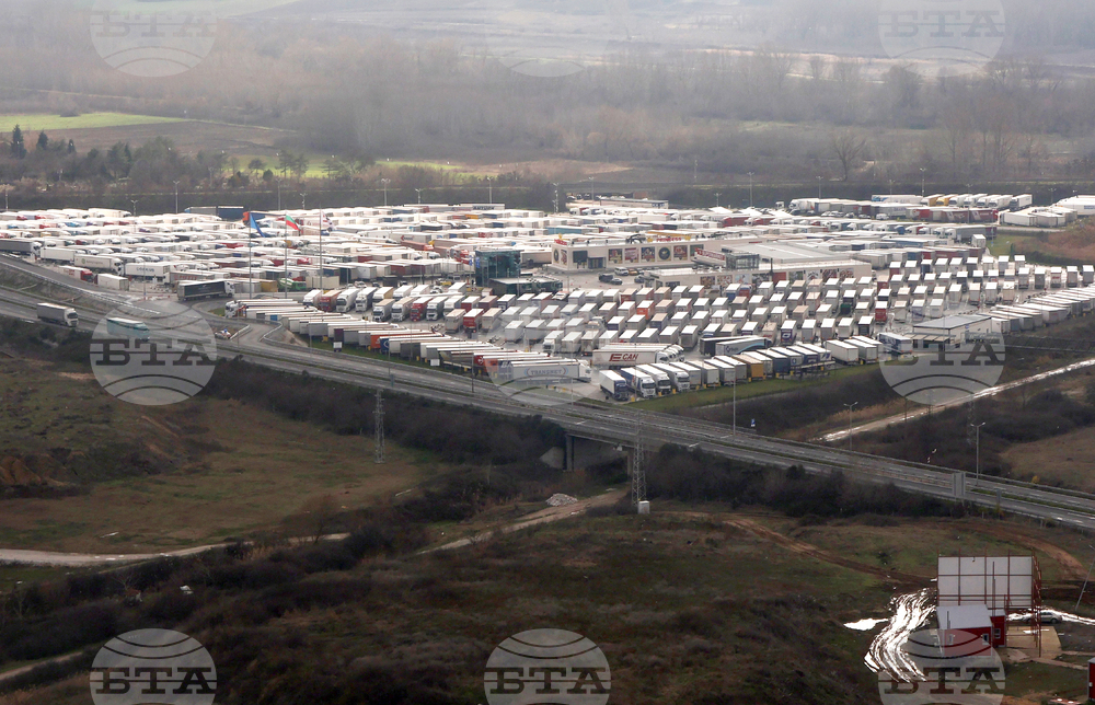 Production in Business Services in Bulgaria Down 0.9% Y/Y in April