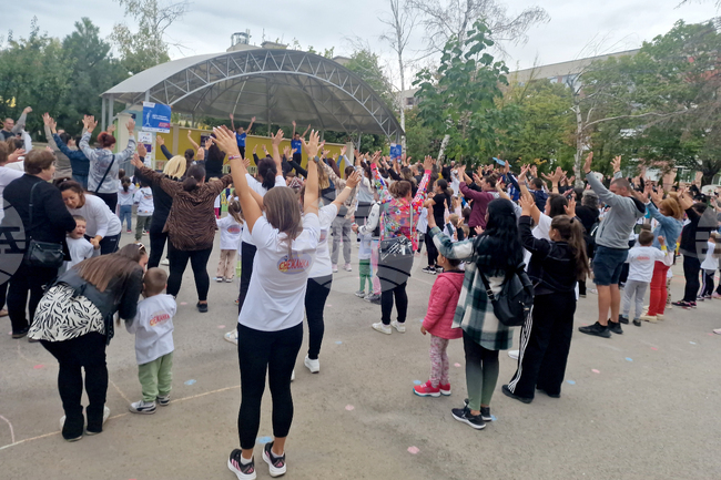 Възпитаници на детска градина "Снежанка" в Търговище и родители участваха в инициатива, посветена на Европейския ден на спорта в училище