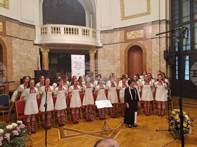 Японският посланик пя заедно с детския радиохор