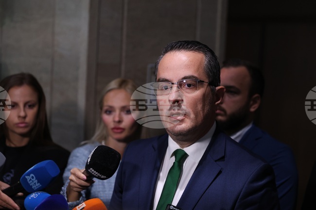 В момента правителството е готово да падне, а формациите в опозиция не подкрепят вот на недоверие, каза Цончо Ганев от „Възраждане“