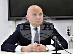 Снимка: Офис на Илхан Кючюк