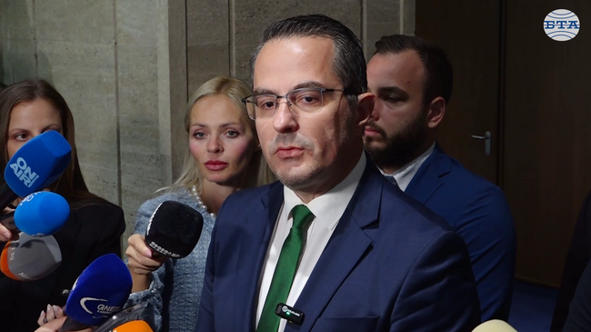 В момента правителството е готово да падне, а формациите в опозиция не подкрепят вот на недоверие, каза Цончо Ганев от „Възраждане“