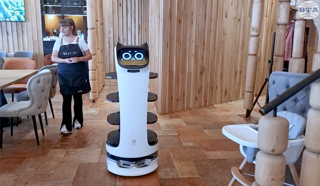 "Белла идва", казва робот сервитьор на туристите в хотел в Смолян